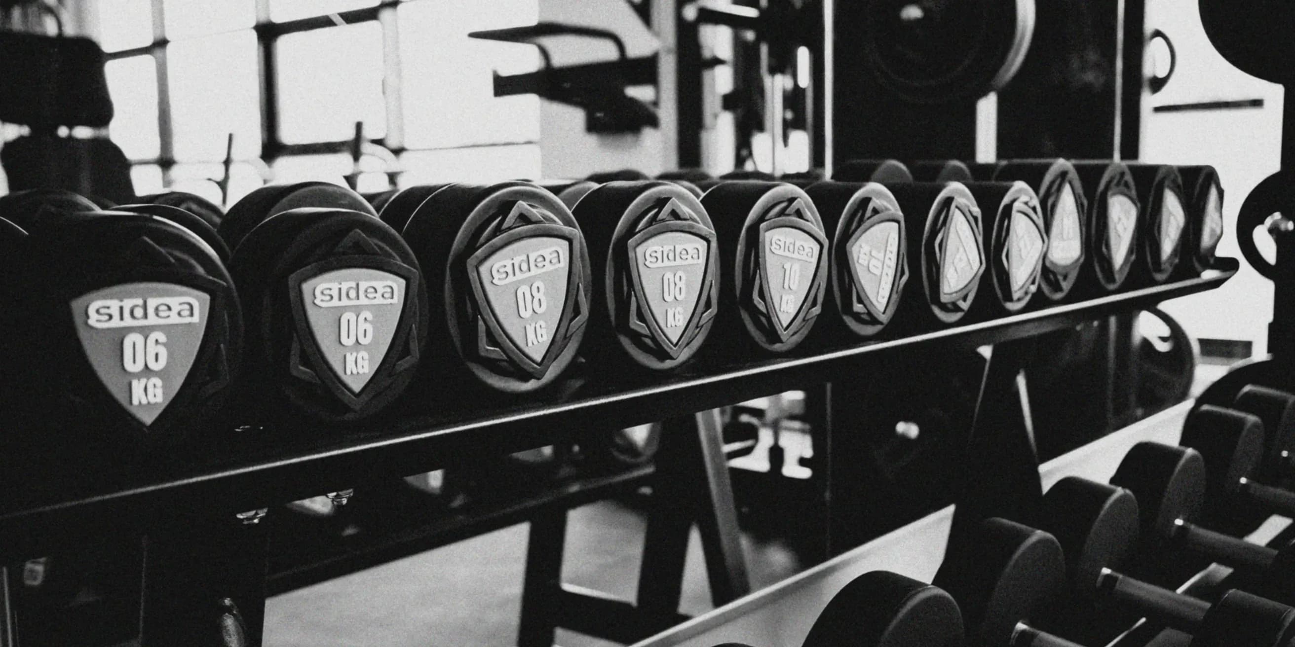 Kurzhantelablage mit Gewichten im Fitnessstudio JIM SSC
