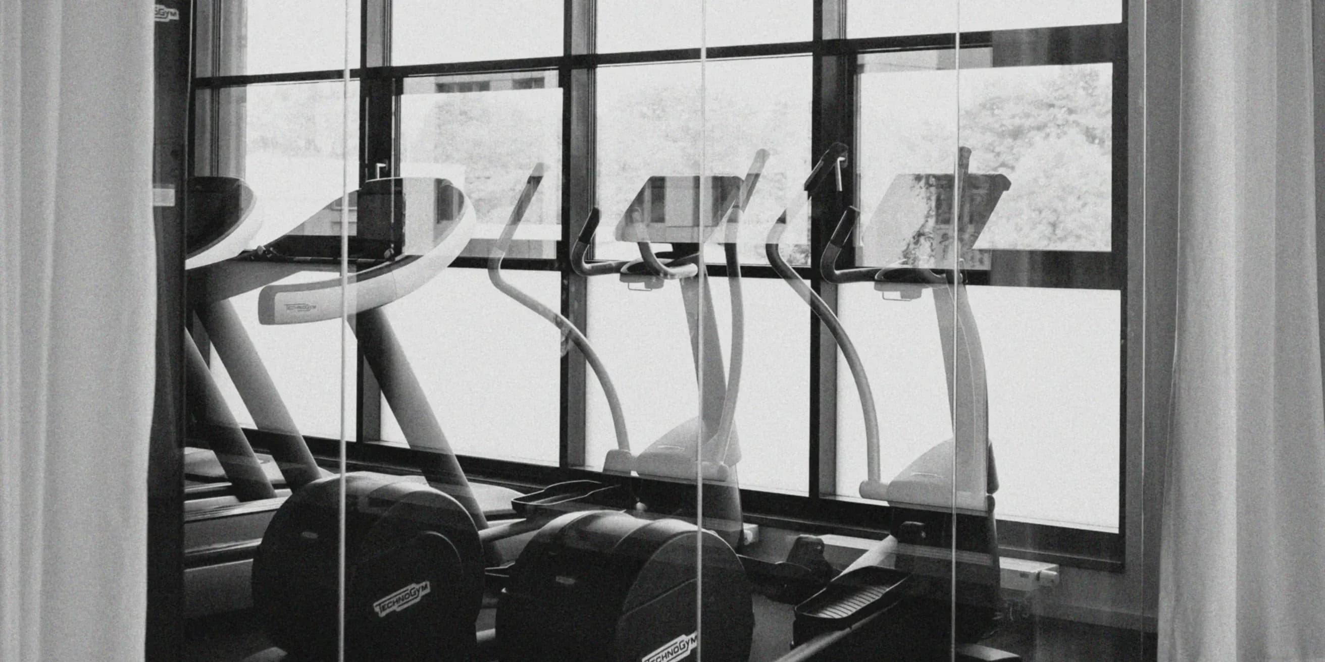 Cardiogeräte von Technogym vor großer Fensterfront im Fitnessstudio JIM SSC