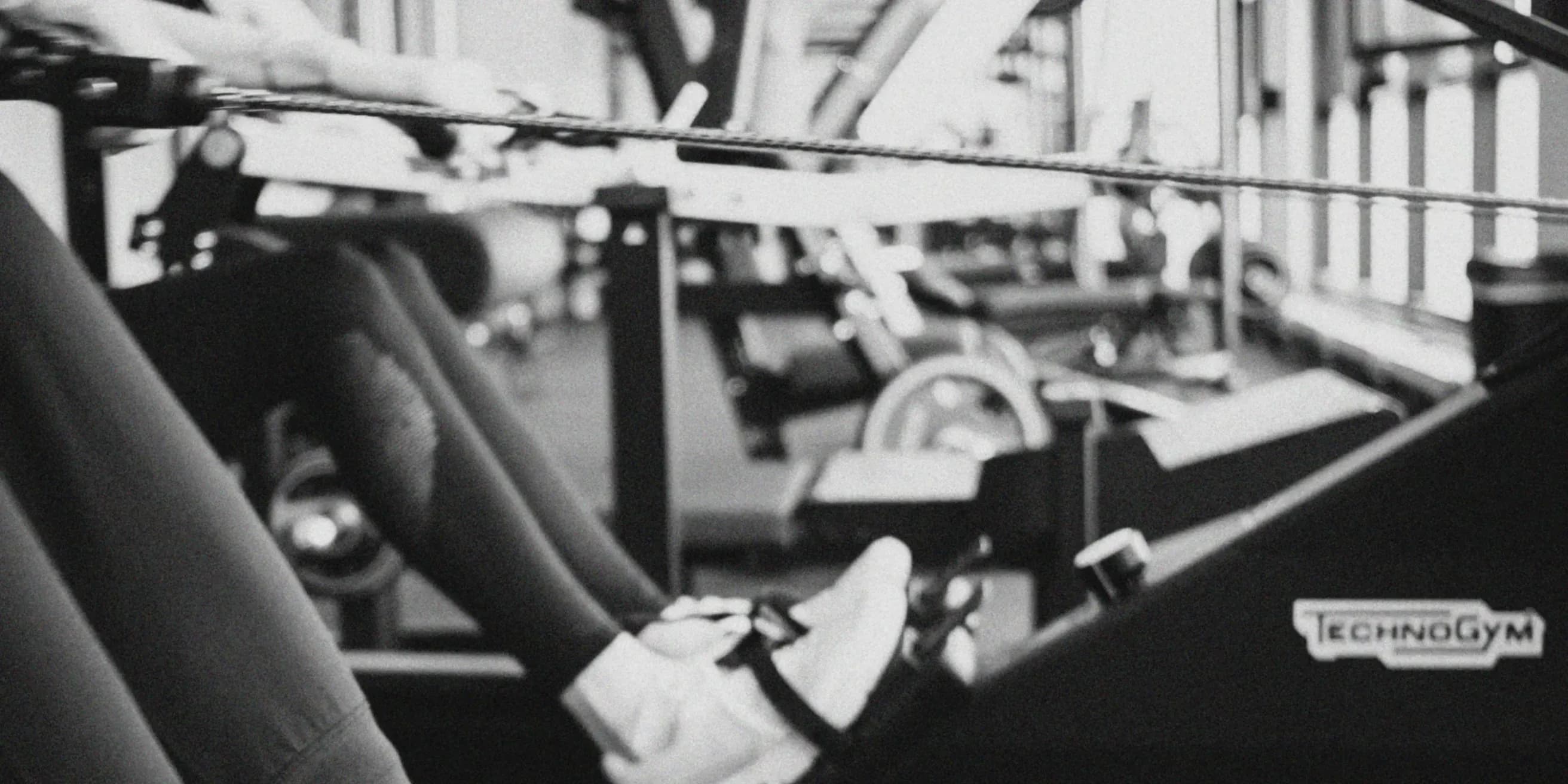 Detailaufnahme vom Training an einem Technogym-Gerät im Fitnessstudio JIM SSC
