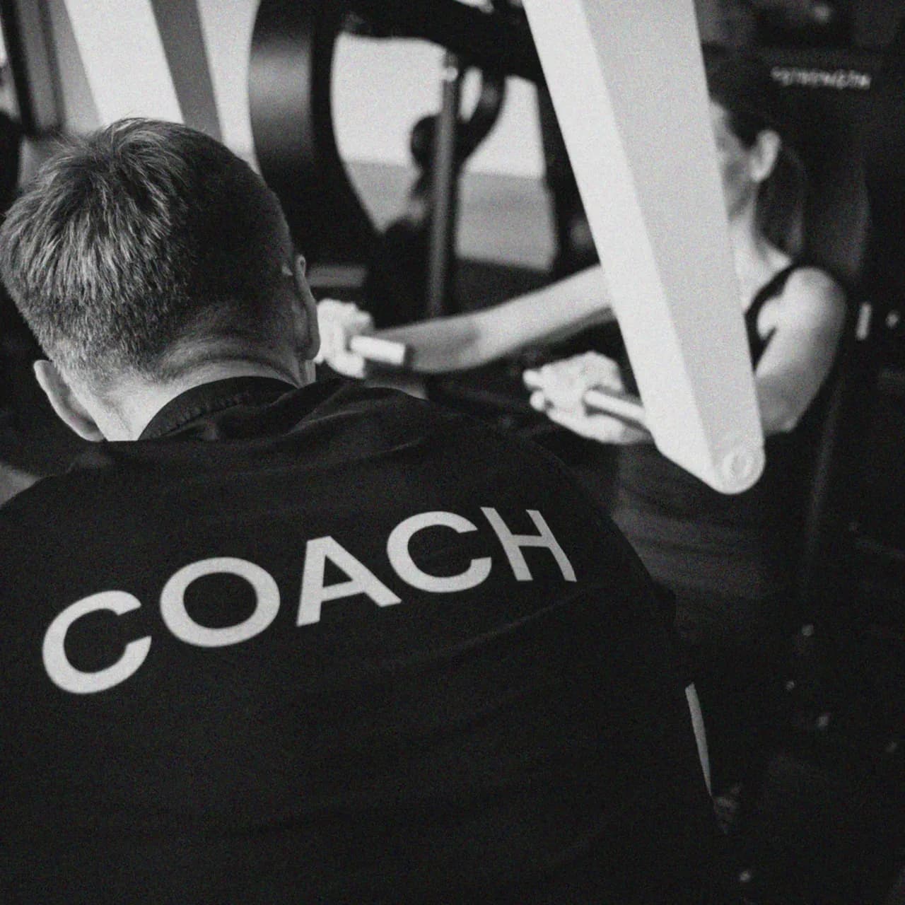 Personal Trainer unterstützt Mitglied beim Krafttraining im Fitnessstudio JIM SSC