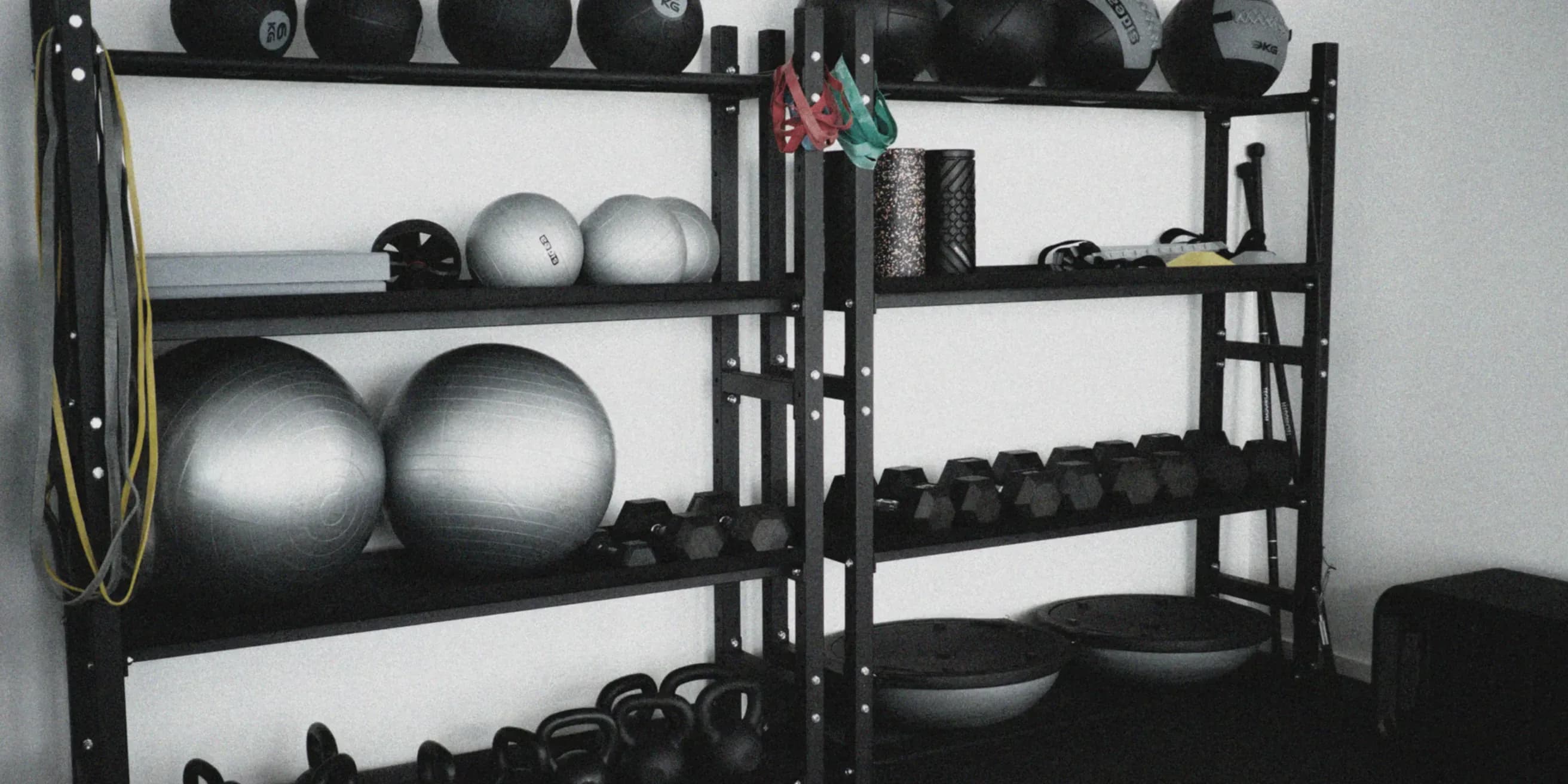 Regal mit Medizinbällen, Gymnastikbällen, Kettlebells und Kurzhanteln im Fitnessstudio JIM SSC
