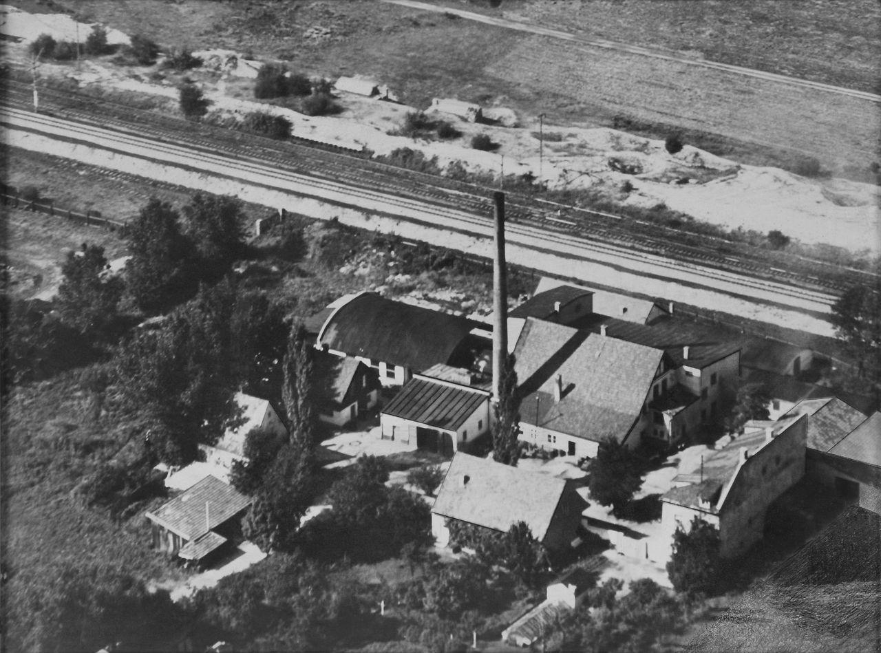 Luftaufnahme der Seifenfabrik Schnell aus den 1960er Jahren, die Fabrikgebäude und den Schornstein zeigt.