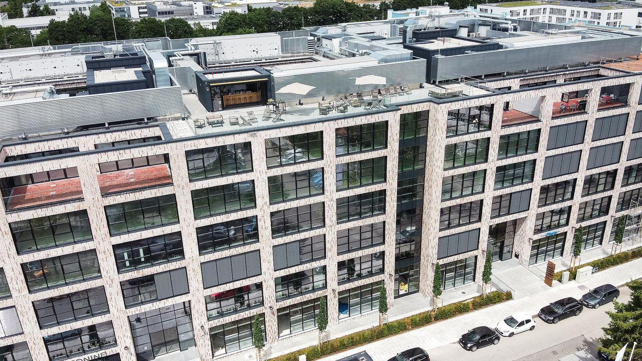 Blick auf die Dachterrasse der Neuen Siederei mit modernen Einrichtungen und einem Überblick über das Gebäude.