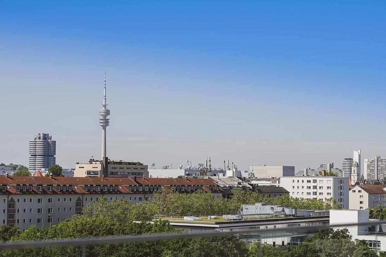 Blick von der Dachterrasse der Siederei mit dem Olympiaturm und BMW Hochhaus im Hintergrund.